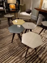 Mẫu bàn hình lục giác trong quán cafe